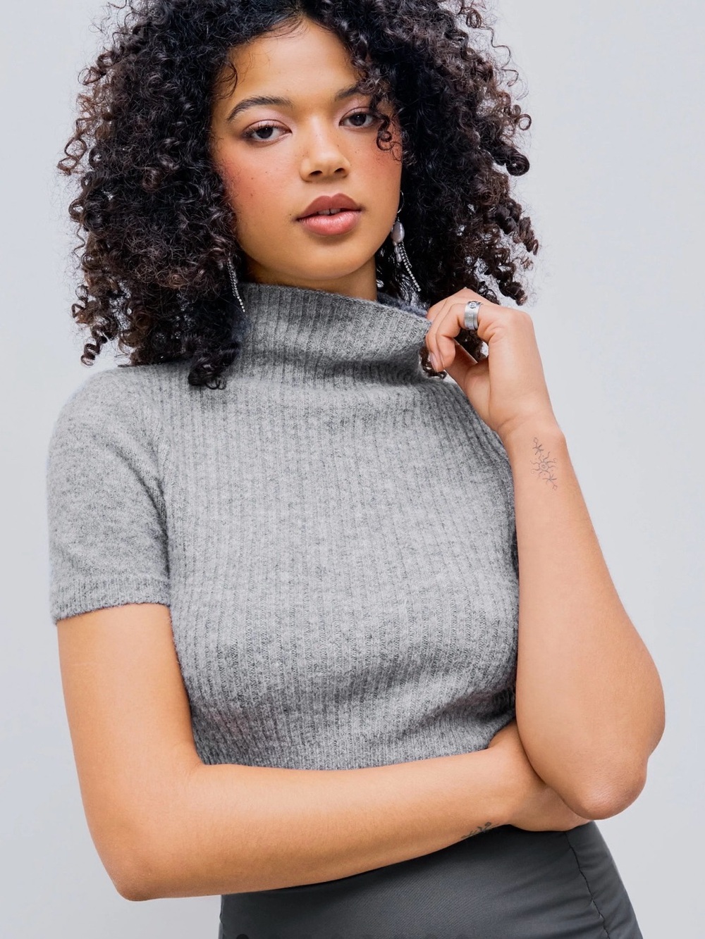 Cider Gray Ribbed Short-Sleeve Turtleneck Sweater